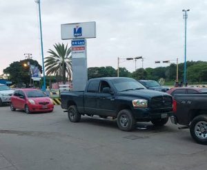 Escasez de gasolina en Falcón genera protestas y peleas en estaciones de servicio (VIDEO)