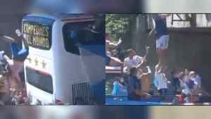 Por esto suspendieron la caravana: Dos hinchas se tiraron desde un puente al autobús de la selección argentina (VIDEO)
