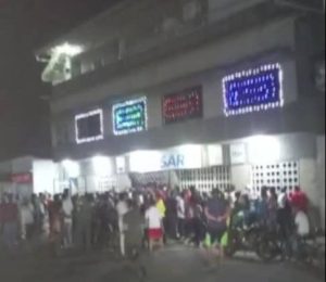 Apure: Disputa familiar terminó en saqueo de comercio y quema de una moto en Achaguas (VIDEOS)