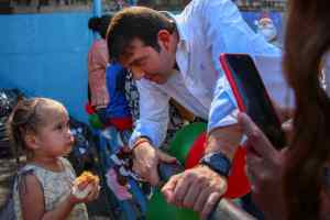 Carlos Prosperi entregó juguetes a niños de Caracas (Fotos)