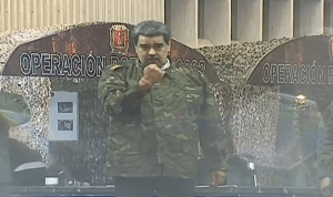 Maduro salió a saludar a sus generales, pero el “palo ‘e agua” tenía otros planes (VIDEO)