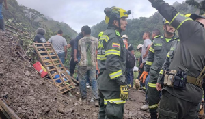 VIDEO: El momento exacto del deslizamiento que sepultó a un autobús en Colombia