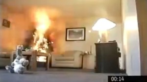 Árbol de Navidad se envuelve en llamas en tan solo segundos e incendia un apartamento (VIDEO)