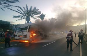 Encava con pasajeros se incendió en la autopista Francisco Fajardo este #20Dic