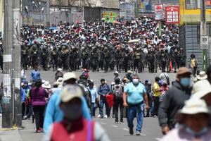 Denuncian la muerte de un niño que no pudo llegar al hospital por las protestas en Perú