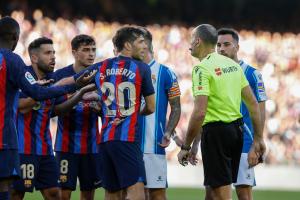 Barça y Espanyol empatan en un derby incendiado por el árbitro