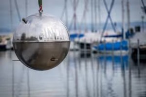 Enorme bola con cientos de litros de alcohol desaparece misteriosamente de un lago en Suiza