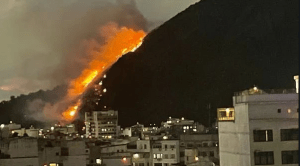 IMÁGENES: Incendio forestal en el turístico barrio de Copacabana, Brasil