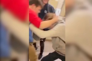 Angustiante VIDEO: Estudiantes de secundaria en Chicago atacan brutalmente a niño con síndrome de Down