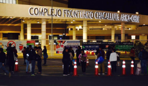 Un centenar de migrantes intentó ingresar a la fuerza a Chile por Perú, muchos de ellos venezolanos