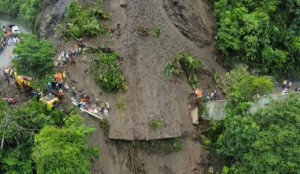 Tragedia en Colombia: Alud de tierra sobre autobús cobra la vida de tres personas y atrapa a una veintena