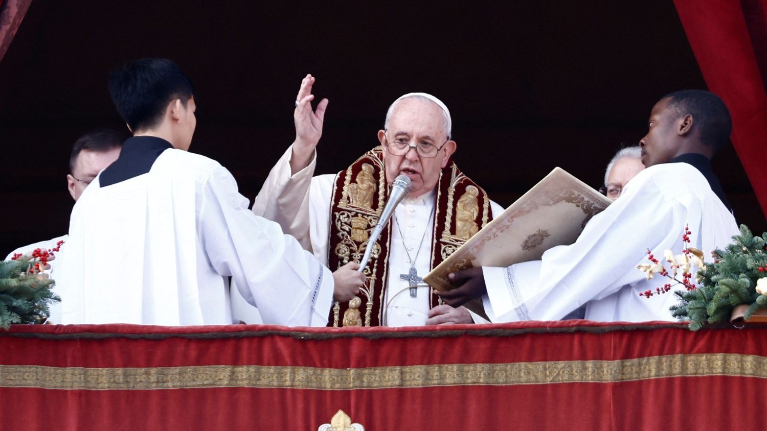 El papa Francisco en el mensaje de Navidad: Vientos de guerra soplan sobre la humanidad