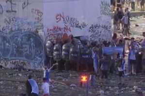 Celebración terminó de la peor manera: Disturbios en el Obelisco arruinan la fiesta argentina (VIDEO)