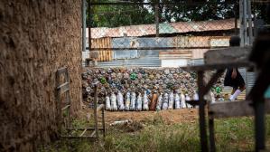 Construir con plástico, un plan viable en la Venezuela de los altos precios (Fotos)