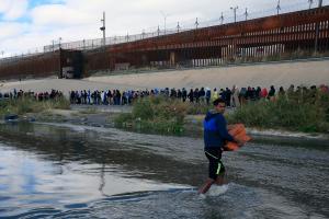 Los arrestos de migrantes en la frontera de EEUU disminuyeron 40 % en enero