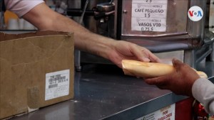 “Una bendición”: panadero en Caracas alimenta gratis a decenas de necesitados a diario (VIDEO)