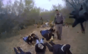 EN VIDEO: impresionante operativo policial en la frontera de EEUU para detener a migrantes ilegales