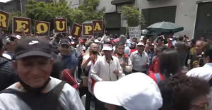 Manifestantes toman las calles de Lima tras disolución del Congreso (VIDEO)