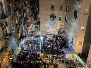 Messi lo hizo: después de 32 años se abrió el misterioso ventanal del mural de Maradona en Nápoles