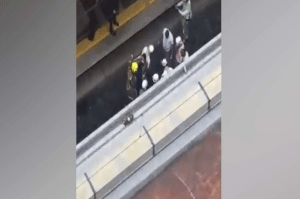 El angustiante momento en una mujer se lanzó con su pequeña hija al Metro de Medellín