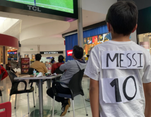 Niño fabricó una camiseta de Messi con lo que tenía a mano y conmovió las redes