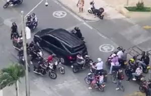 No es Venezuela, es Colombia: Motorizados lanzaron tiros al aire durante caravana fúnebre (Video)