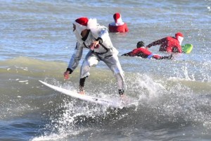 Santas surfistas se apoderan de las playas en Florida a pesar del clima gélido que azota EEUU