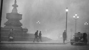 La extraordinaria nube de esmog que cubrió Londres hace 70 años y que sumió a la ciudad en el caos