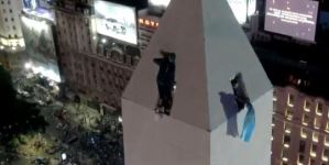 Festejo sin límite: Argentino se subió a la punta del Obelisco para celebrar la Copa (Video)