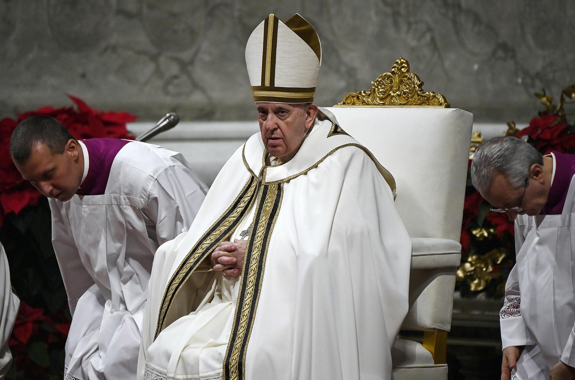 Papa Francisco denuncia en misa del gallo una humanidad insaciable de poder y dinero