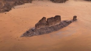 Enorme roca con forma de pez emerge del desierto