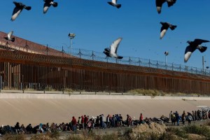 Refugios llenos y un futuro incierto: Así es la dura realidad de la crisis humanitaria en la frontera sur de EEUU