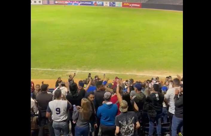 VIDEO: fanáticos celebraron llegada de Guaidó al juego de Tiburones de La Guaira