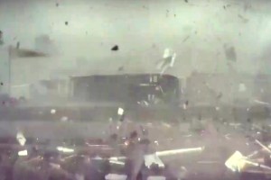 VIDEO espeluznante: Poderoso tornado voltea como figura de cartón un camión en suburbio de Nueva Orleans