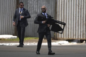 Agente sostiene arma anti drones en medio de la ceremonia de asunción de Lula (FOTO)