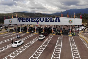 Taxis y autobuses venezolanos no están autorizados para cruzar la frontera hacia Colombia