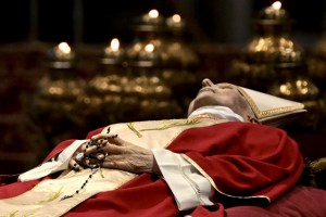 Sin cruz pastoral y con zapatos negros, los despojos de Benedicto XVI indican que no reinaba