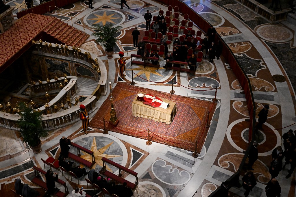 Capilla ardiente de Benedicto XVI abre por segundo día en espera del funeral
