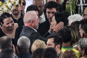 Lula ante el féretro de Pelé en el estadio del Santos
