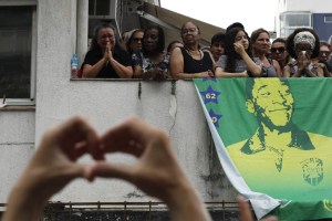 Féretro de Pelé junto a miles de fanáticos frente a la casa de su madre Doña Celeste (Fotos y Video)