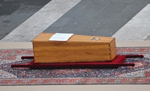 Los restos mortales de Benedicto XVI ya reposan en las grutas vaticanas