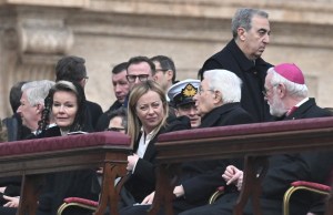 Felipe y Matilde de Bélgica y otras autoridades, en funeral de Benedicto XVI