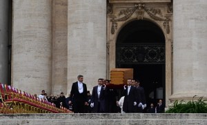 El féretro de Benedicto XVI llegó a la plaza de san Pedro para el funeral