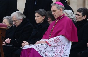 Quién es Georg Ganswein, el “George Clooney” del Vaticano que le declaró la guerra al papa Francisco