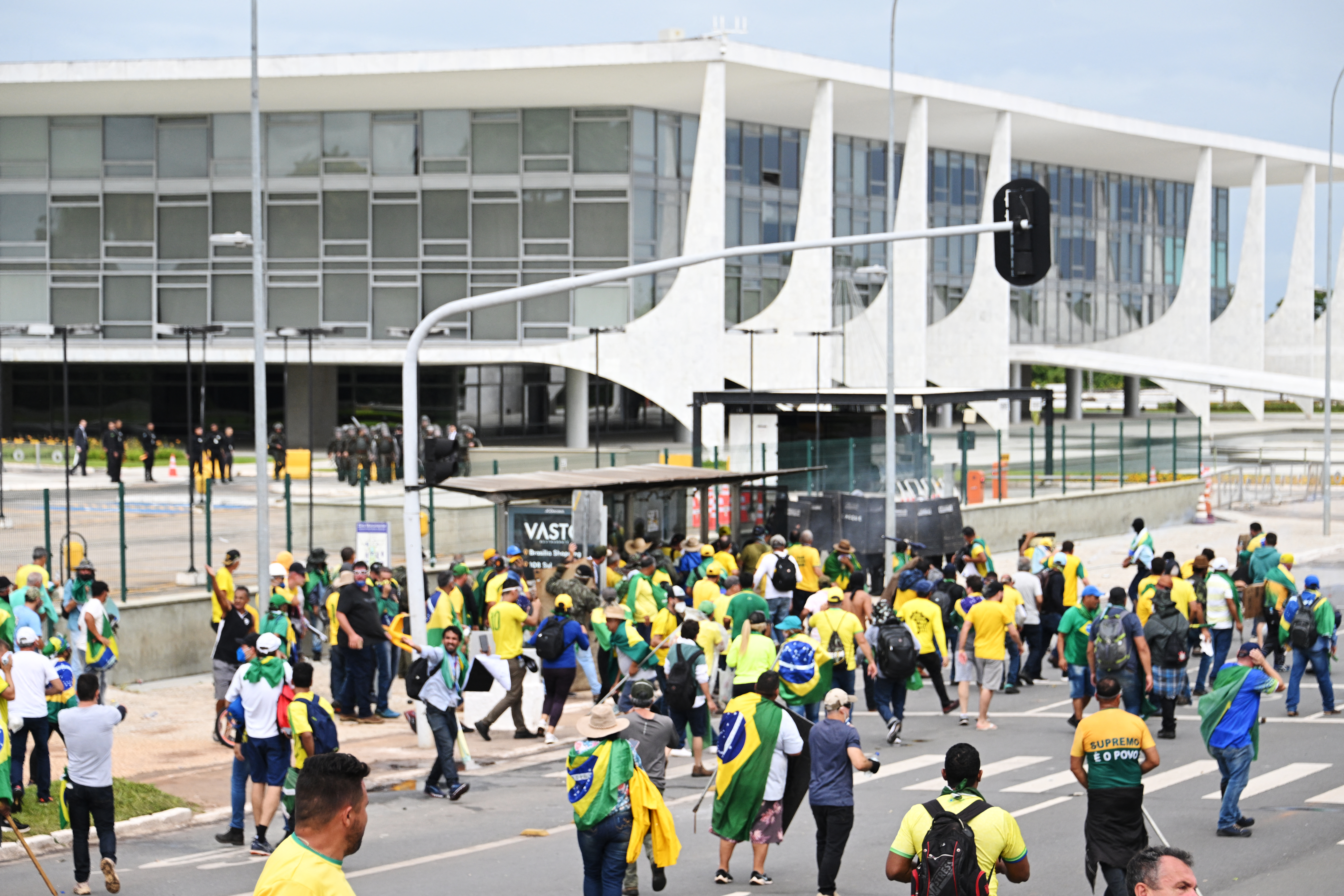 Seguidores de Bolsonaro invaden el Congreso brasileño en manifestación contra Lula (VIDEOS)