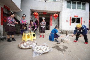 Los chinos comienzan vacaciones de Año Nuevo Lunar marcadas por temor al Covid