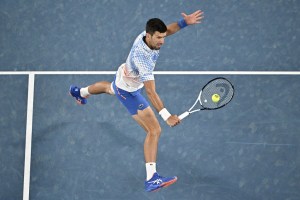 Djokovic gana a Dimitrov y pasa a octavos del Abierto de Australia pese a su lesión