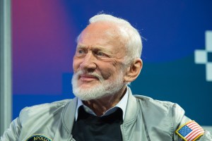 Buzz Aldrin, el legendario astronauta que pisó la Luna, se casó por cuarta vez… ¡A los 93 años!