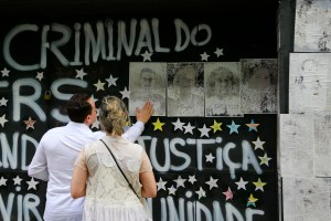 Brasil recuerda 10 años del incendio en una discoteca donde murieron más de 200 personas
