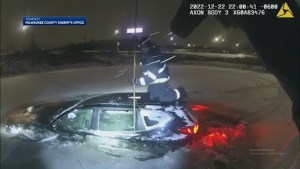VIDEO: Escalofriante rescate a una mujer atrapada dentro de su auto en un estanque congelado de Wisconsin